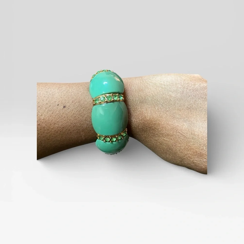 Vintage Elegant Stretch Green Bracelet with Gold Accents
